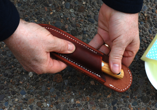 Wet-fitting knife sheath